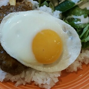 レタスと目玉焼きと煮込みハンバーグのロコモコ丼